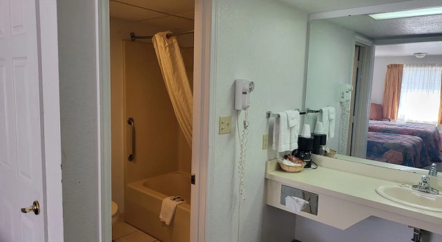 Четырёхместный номер Standard Blue Ribbon Inn and Suites