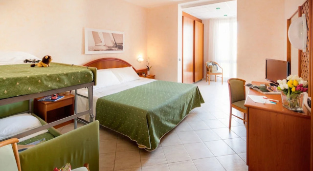 Четырёхместный номер Comfort с балконом Hotel Gabriella