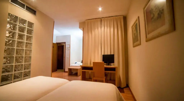 Трёхместный номер Hotel Serrano