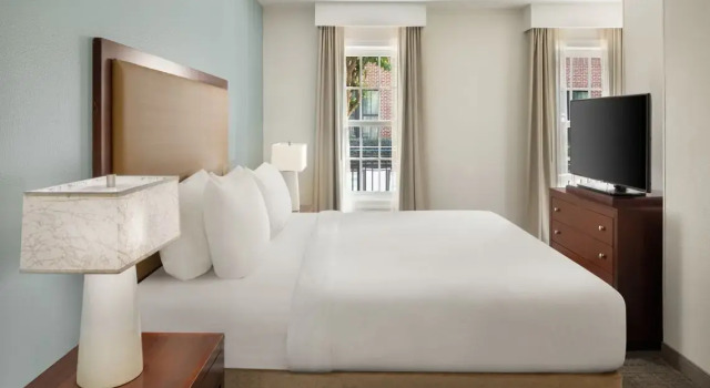 Люкс с видом на внутренний двор Residence Inn Savannah Downtown Historic District