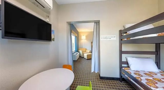 Четырёхместный люкс Holiday Inn Express & Suites Pittsburg by IHG