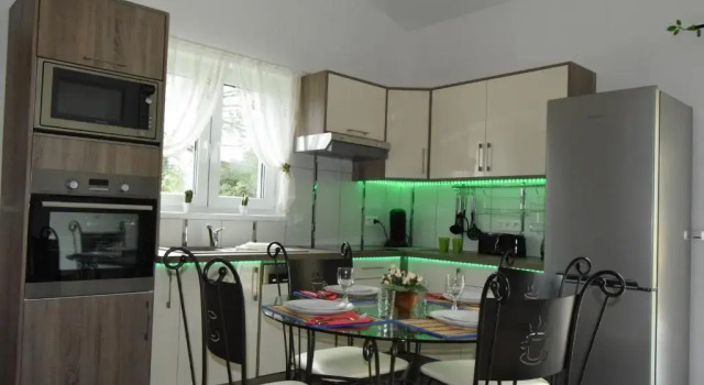 ACCENT IMMOBILIER Villa neuve wifi gratuit piscine, Rezerwuj Willa Hotele w Orgon z basenem, Basen