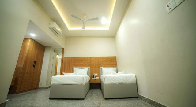 HOTEL SVM GRAND, Rezerwuj Hotel Lingampalli 