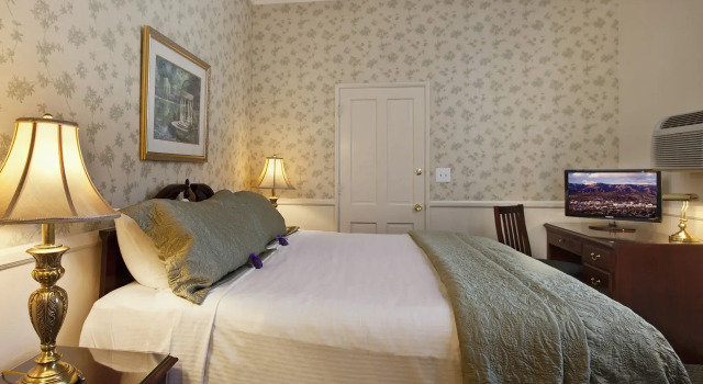 Lavender Inn by the Sea, Забронировать Отель West Beach Санта-Барбара, рядом с Brooks Institute of Photography