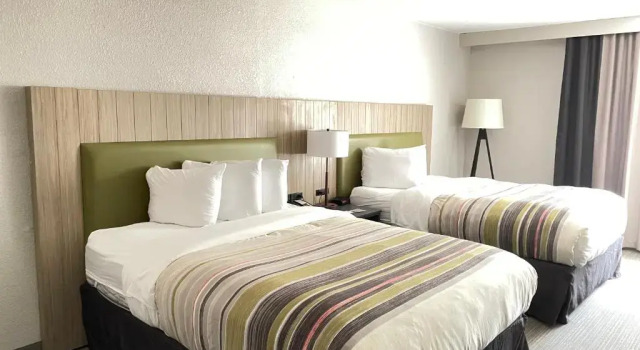 Четырёхместный номер Standard Country Inn & Suites by Radisson, Greenville, NC