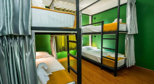 Кровать в общем номере Traveller Lodge Ngapali by River Top