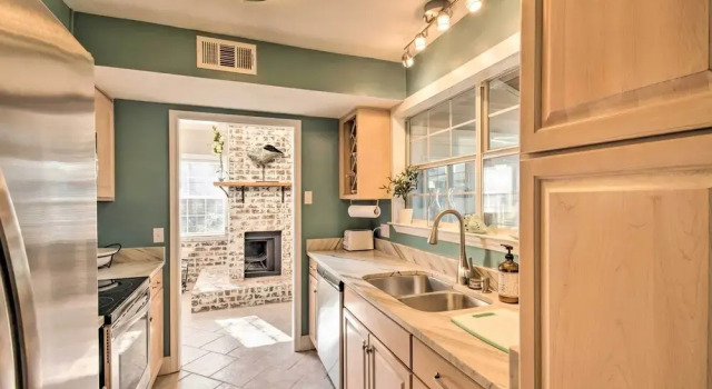 Коттедж Pet-friendly A-frame Retreat Near Dtwn + Beaches!