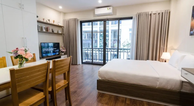 Люкс с балконом Fukurai Boutique Apartments Ha Noi
