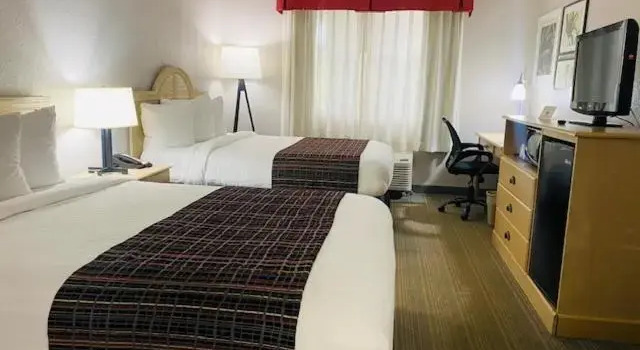 Четырёхместный номер Standard с видом на озеро The Palms Inn & Suites Miami, Kendall, FL