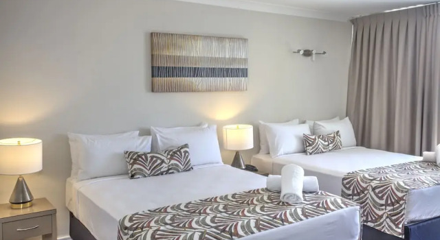 Номер Standard с балконом Cairns Plaza Hotel