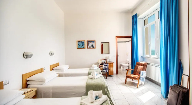 Трёхместный номер с видом на море Villa MG Hotel