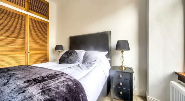 Gorgeous Apartment in the Historic Grassmarket, Забронировать Апартаменты/квартира Старый город Эдинбург, рядом с Национальный музей Шотландии