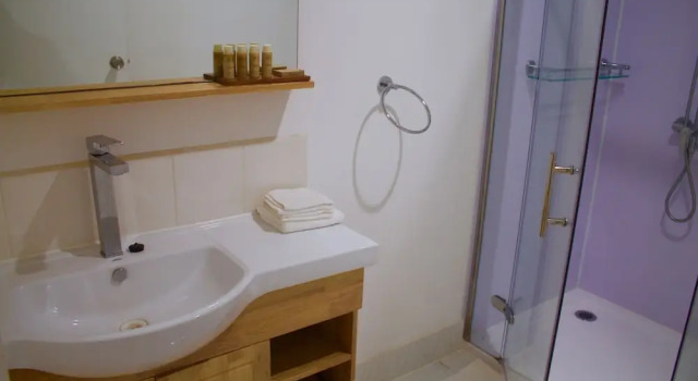Бунгало с видом на воду Driftwood Resort