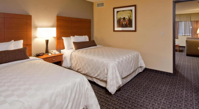 Четырёхместный номер Standard Best Western Plus Scottsdale Thunderbird Suites