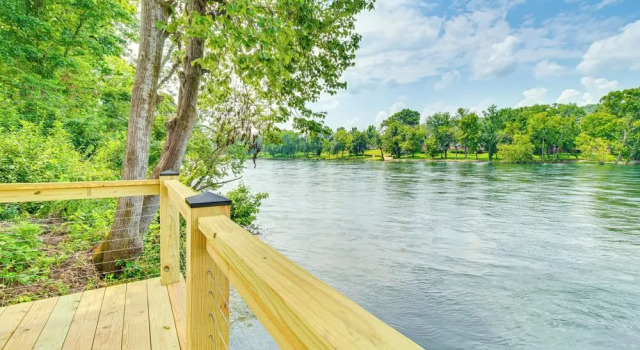 Flippin Home w/ Deck & Grill: Steps to White River, Varaa Lomakoti  