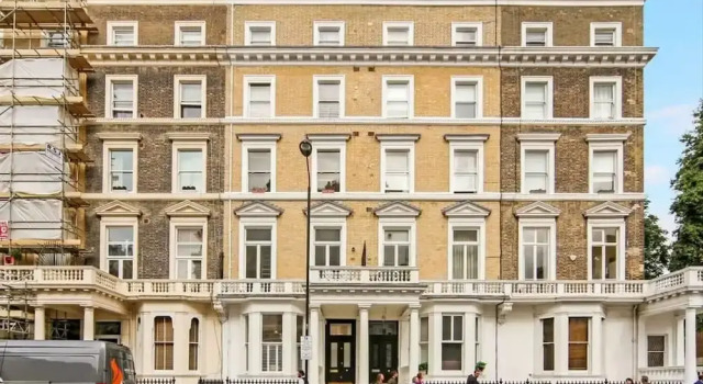 Luxurious 1BR Period Property in Kensington
