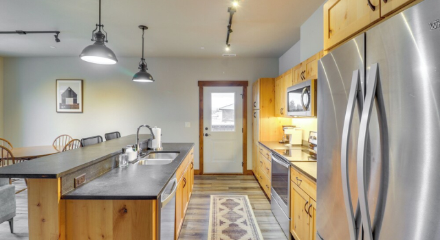 Апартаменты Downtown Columbia Falls Condo: 16 Mi to Ski Resort