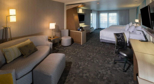 Двухместный люкс Courtyard Bay City