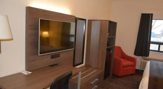Номер Standard Super 8 by Wyndham Ambassador Bridge Windsor ON