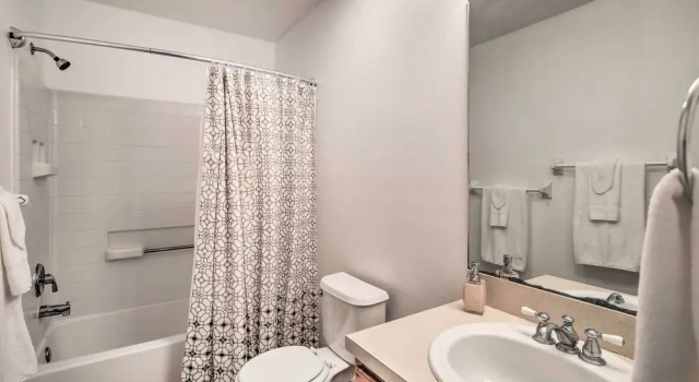 Коттедж с 4 комнатами Home w/ Yard: 1 Mi to Indian Rocks Beach & Golf