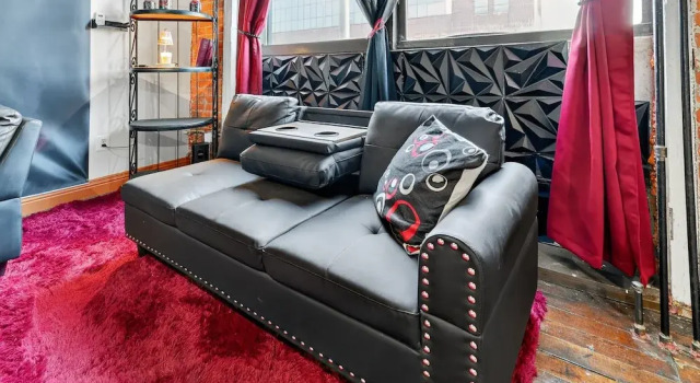 Beautiful 'rose Themed' Loft Near Downtown Detroit 1 Bedroom Apts, Забронировать Апартаменты/квартира Отели Детройта с парковкой, рядом с Кобо-арена, Парковка