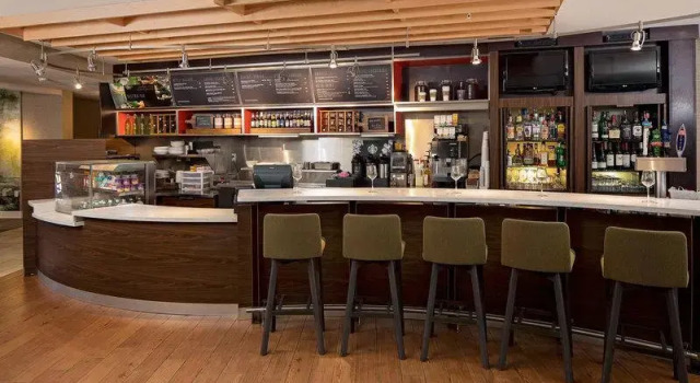 Кровать в общем номере Courtyard by Marriott Long Island MacArthur Airport