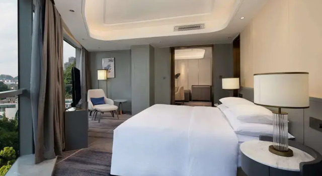 Двухместный люкс Deluxe Ramada Plaza by Wyndham Anshun