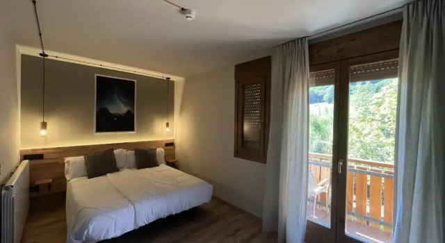 Трёхместный номер Standard с балконом Hotel Els Encantats