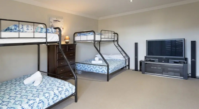 Khione 1 - Modern & spacious with views towards Lake Jindabyne & the mountains beyond, Забронировать Дом для отпуска Виллы Джиндабайн, рядом с Озеро Джиндабайн, Вилла