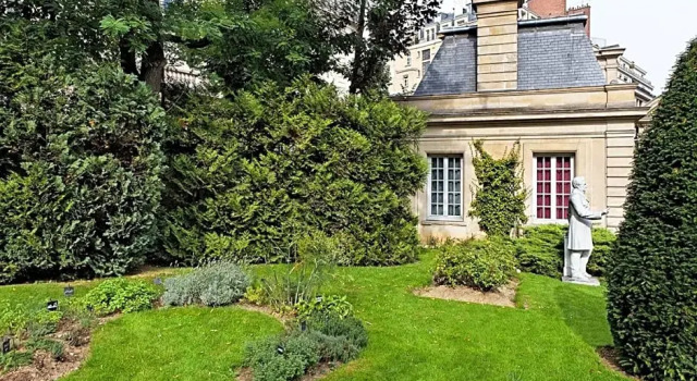Номер Standard с видом на сад Saint James Paris