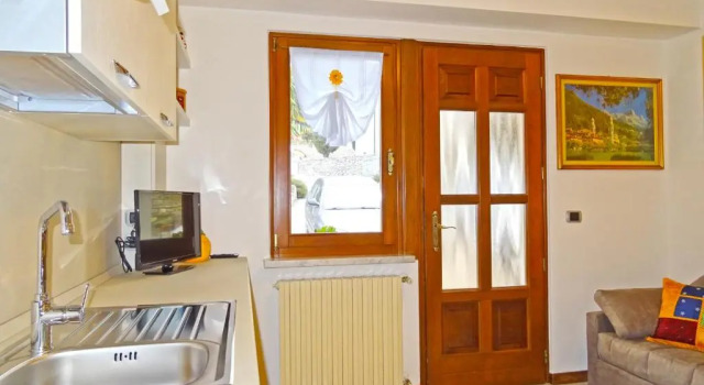 Casa Rosalia cozy holiday apartment by Gardadomsumea