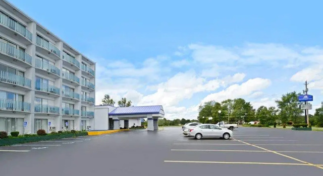 Кровать в общем номере Howard Johnson by Wyndham Saint Joseph Benton Harbor