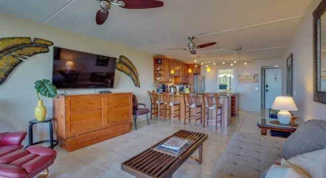 Kona Pacific Top Floor Retreat: Ocean View & Pool!