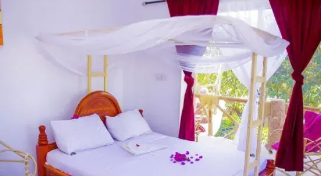 Room V: Beach Front Sea View 2nd Flat 2-4 Guests