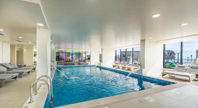 Sea Gem 2BR apt Spa n Pool Beach resort, Varaa Lomakeskus Hotellit Mamaia-Sat pysäköinnillä, Pysäköinti