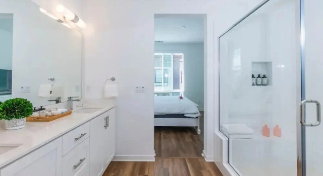 Master Bedroom With King Bed Central Location