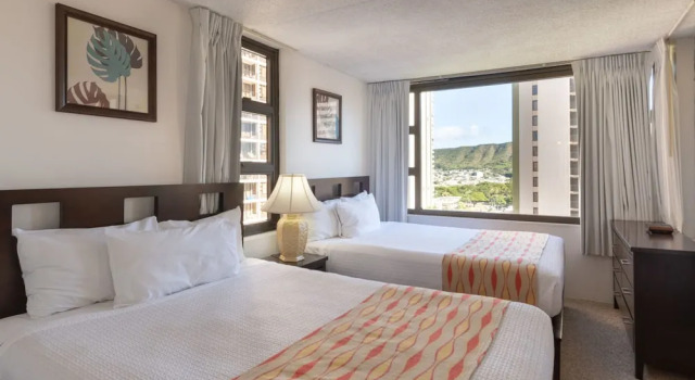 Waikiki Banyan - Pool View Tower 1 Suite 1501, Забронировать Апартаменты/квартира Апартаменты Гонолулу, рядом с Royal Hawaiian Theater Legends in Concert Waikiki, Апартаменты/квартира
