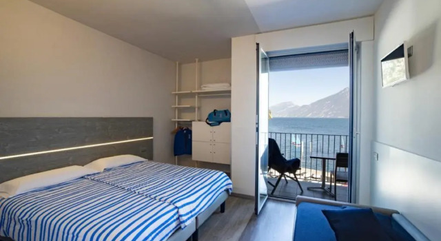 Номер Standard с видом на озеро Campione Univela Hostel