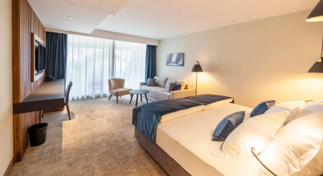 Двухместный номер Deluxe с балконом и с частичным видом на море Luxury Hotel Riva