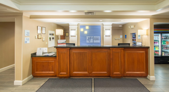 Holiday Inn Express Hotel & Suites Auburn, Varaa Hotelli Hotellit New England uima-altaalla, Uima-allas