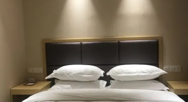 Люкс Deluxe Baotai Business Hotel (Shanghai Wusong International Cruise Terminal Songbin Road Subway Station)