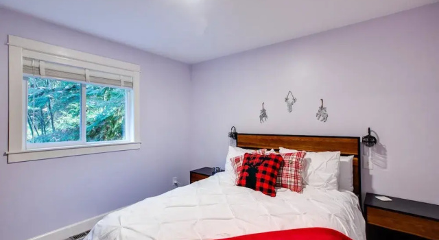 69SL - Upscale - Hot Tub - Wi-Fi - BBQ - Sleeps 8, Buchen Sie Ferienhaus Hotels in Glacier mit Parkplatz, Parkplätze