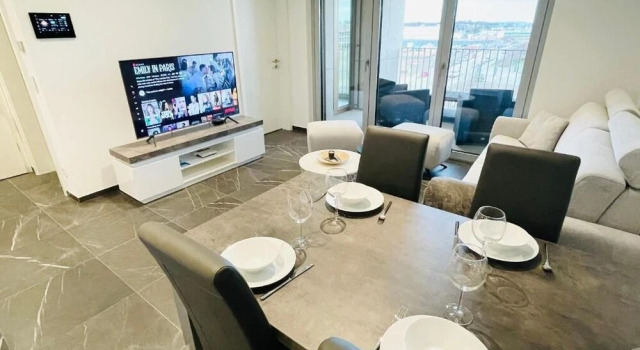 Luxury Flat with Parking & Large Terrace