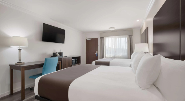 Четырёхместный номер Standard SureStay Plus Hotel by Best Western Upland - Ontario North