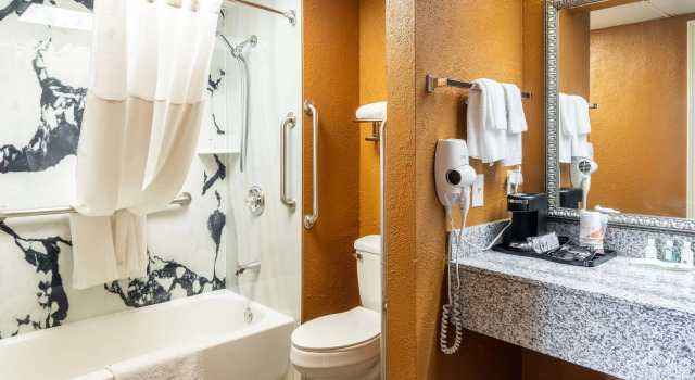 Четырёхместный номер Standard Quality Inn & Suites Corinth West