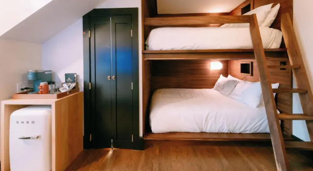 Четырёхместный номер Standard с видом на улицу Hotel State College