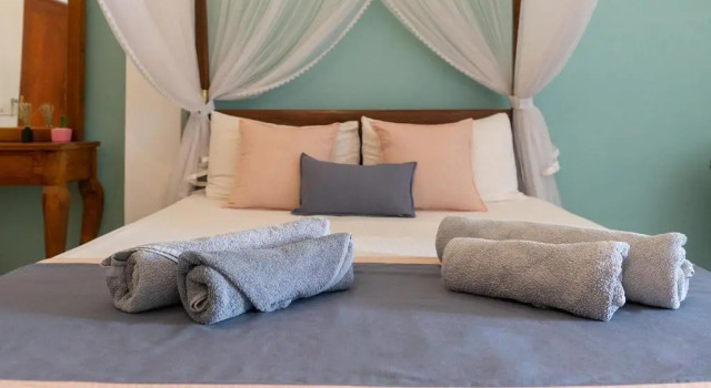 Rise, Book Hotel Hoteller i Pelena med parkering, Parkering