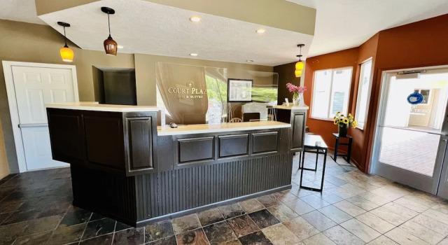 Court Plaza Inn & Suites
