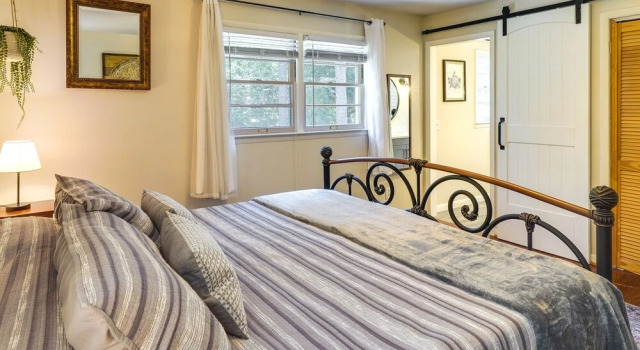 Коттедж Southern Pines Vacation Rental w/ Deck & Grill!