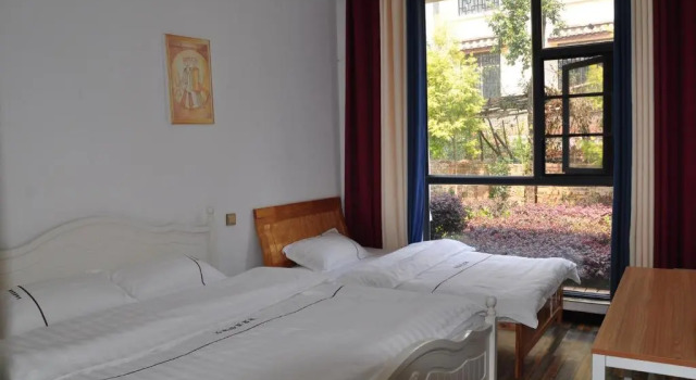 Kunming Stone Forest Homestay, Rezerwuj Hotel Hotele w Kunming z parkingiem, Parking